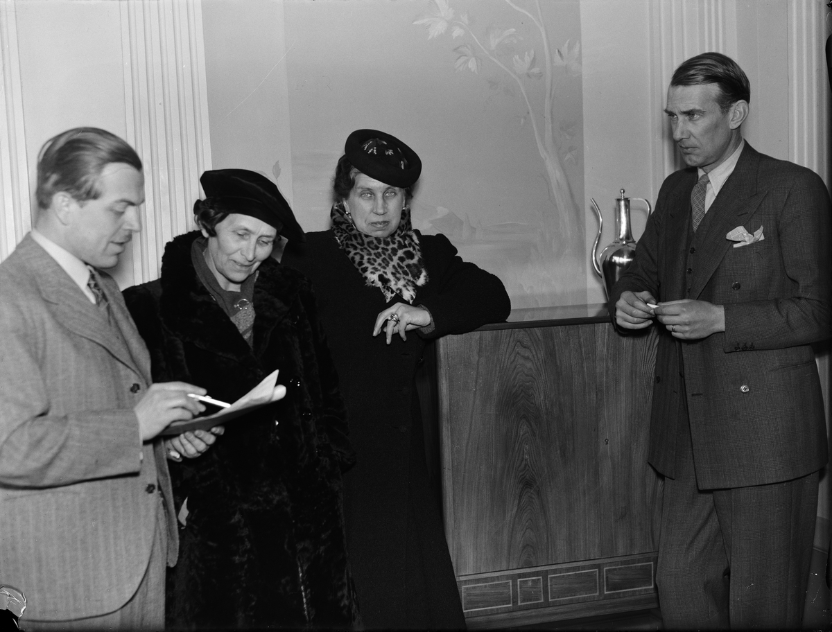 Paul Sandberg, Utställningsjuryn har möte på Flustret, kapten Stig Björkman, Eivor Fischer, Tyra Lundgren och arkitekt Sven-Ivar Lind