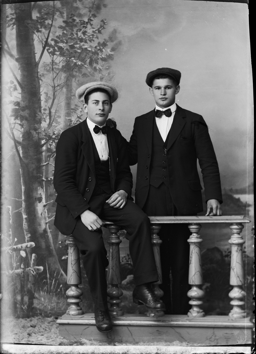Skötsner-Edhlund, Ateljéporträtt - Gustaf Larsson och Helmer Södergren från Johannisfors, Forsmark socken Uppland 1921