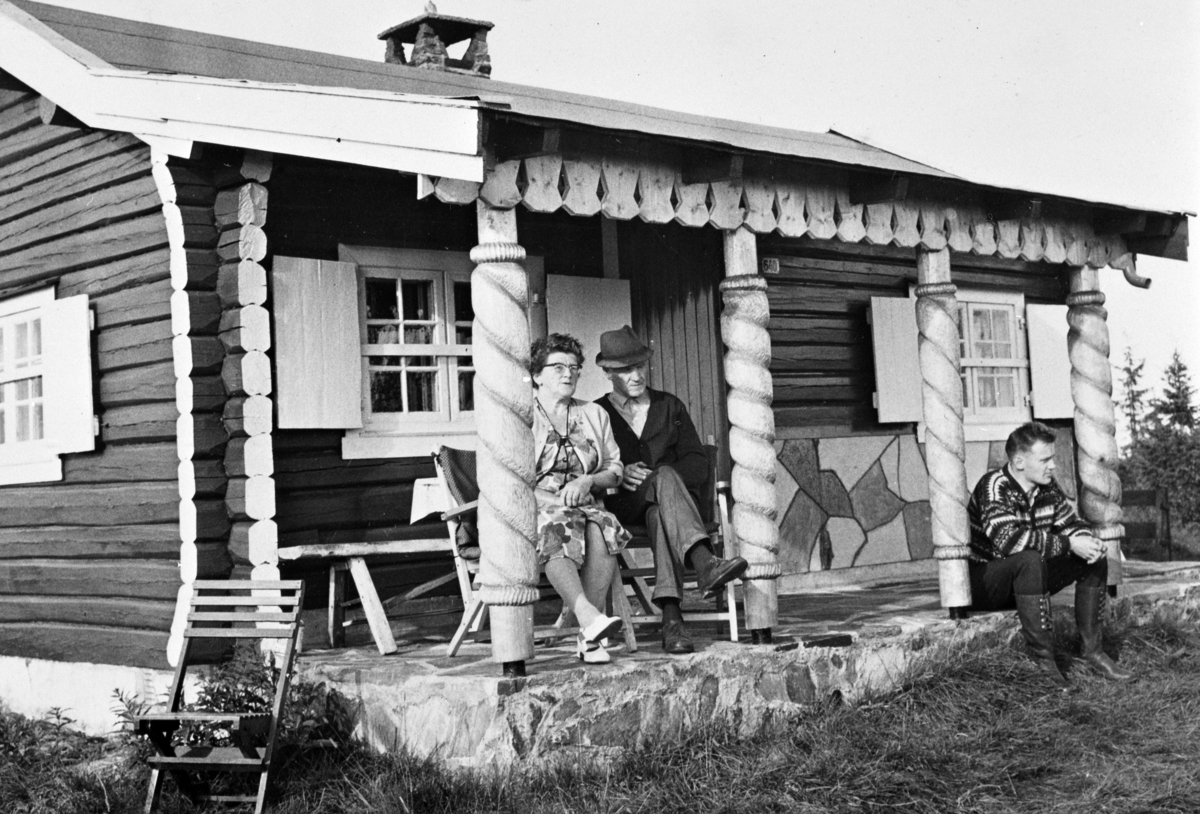 Anno Domkirkeodden, RUSKÅSEN I LØTEN ALMENNING. MARGIT OG PALMER WESTBY SAMMEN MED SØNNEN GUNNAR UTENFOR HYTTA.