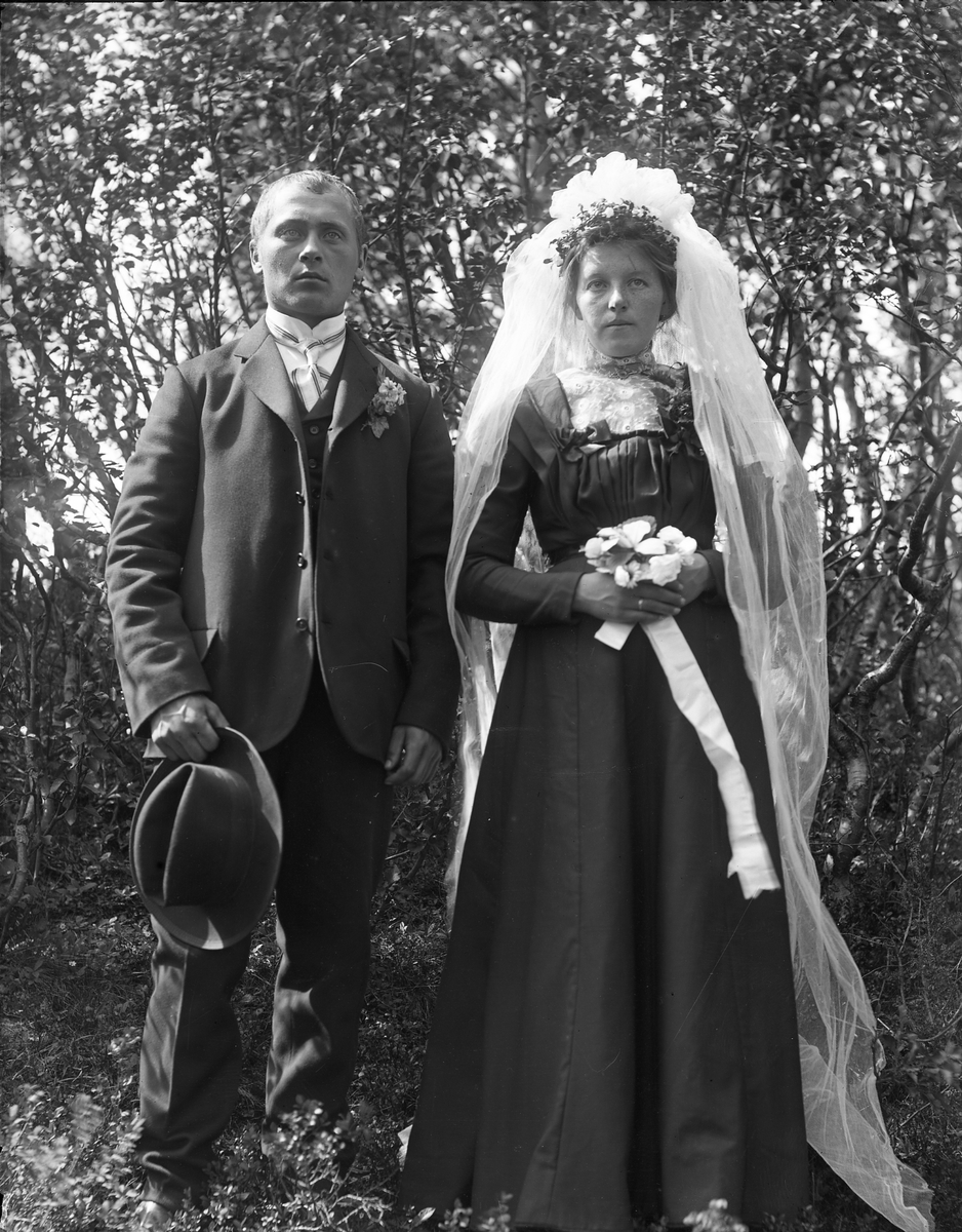 Peder J. Bredalslien, bryllupsbilde, brudekjole