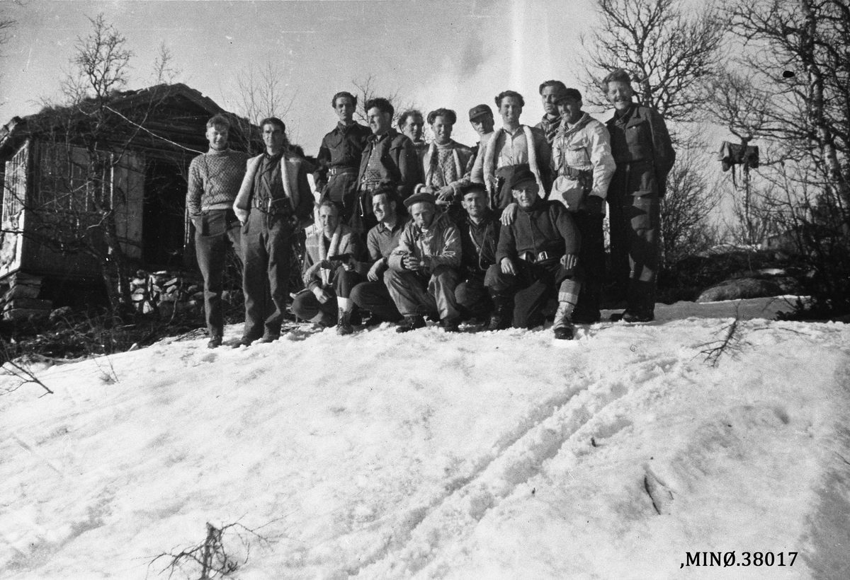 Oddvar Dobloug, Milorgjegere og medlemmer av Lingegruppa Grebe Red fotografert ved frigjøringa i 1945.