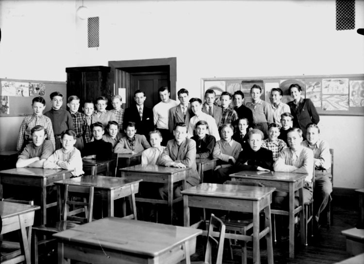 Sven Lindskog, Olaus Petriskolan, classroom interior, 30 boys with teacher Tore Zötterman. Class 8A, Hall 20. The Family Image of Sam Lindskog