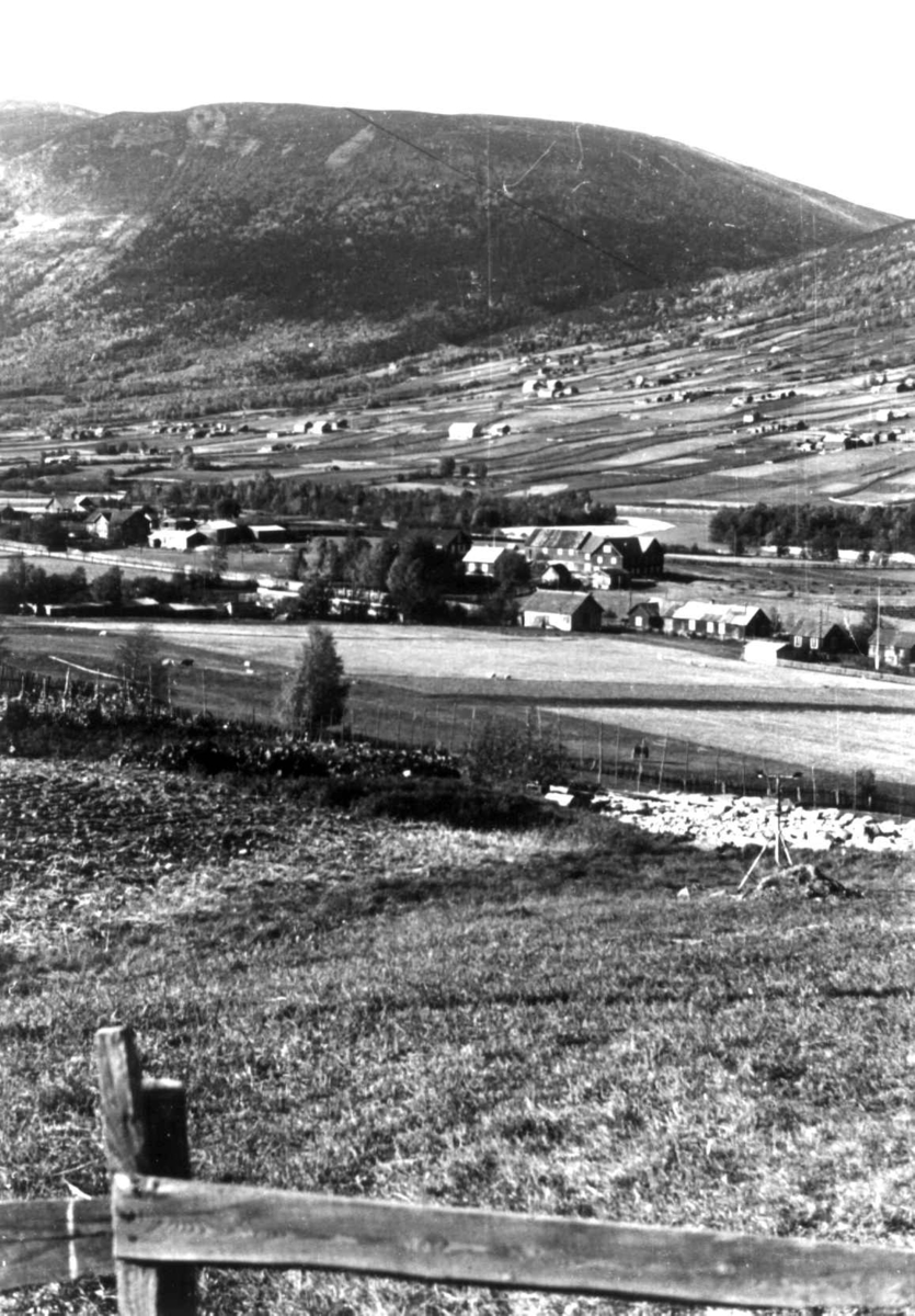 Anna Grostøl, Skjåk, Oppland 1941. Oversiktsbilde med bebyggelse.