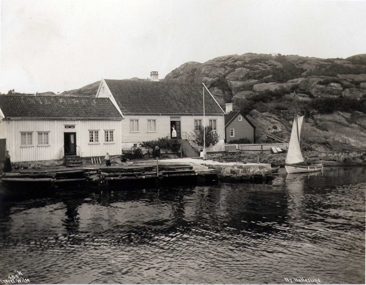 Anders Beer Wilse, Skjærgård med trehus og seilbåt, Ny Hellesund, Søgne, Vest-Agder. Fotografert 1912.