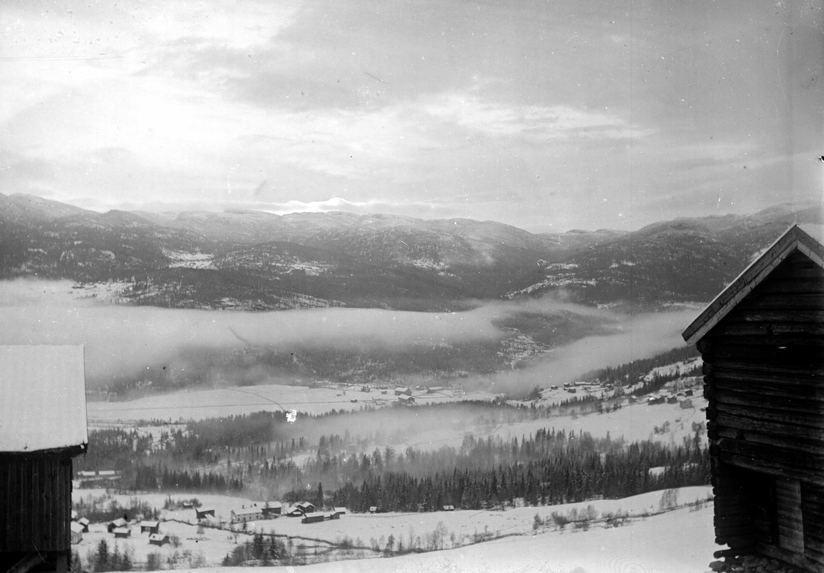 Juliane Fredrikke Langberg, Fra Eggedal, Sigdal, på besøk hos Th. Kittelsen. Utsyn over dalside med bebyggelse. Fra malerinne Juliane Fredrikke Langbergs samling, tatt 1895-1910 med motivkrets slekt og venner samt steder tilknyttet samvær med disse.