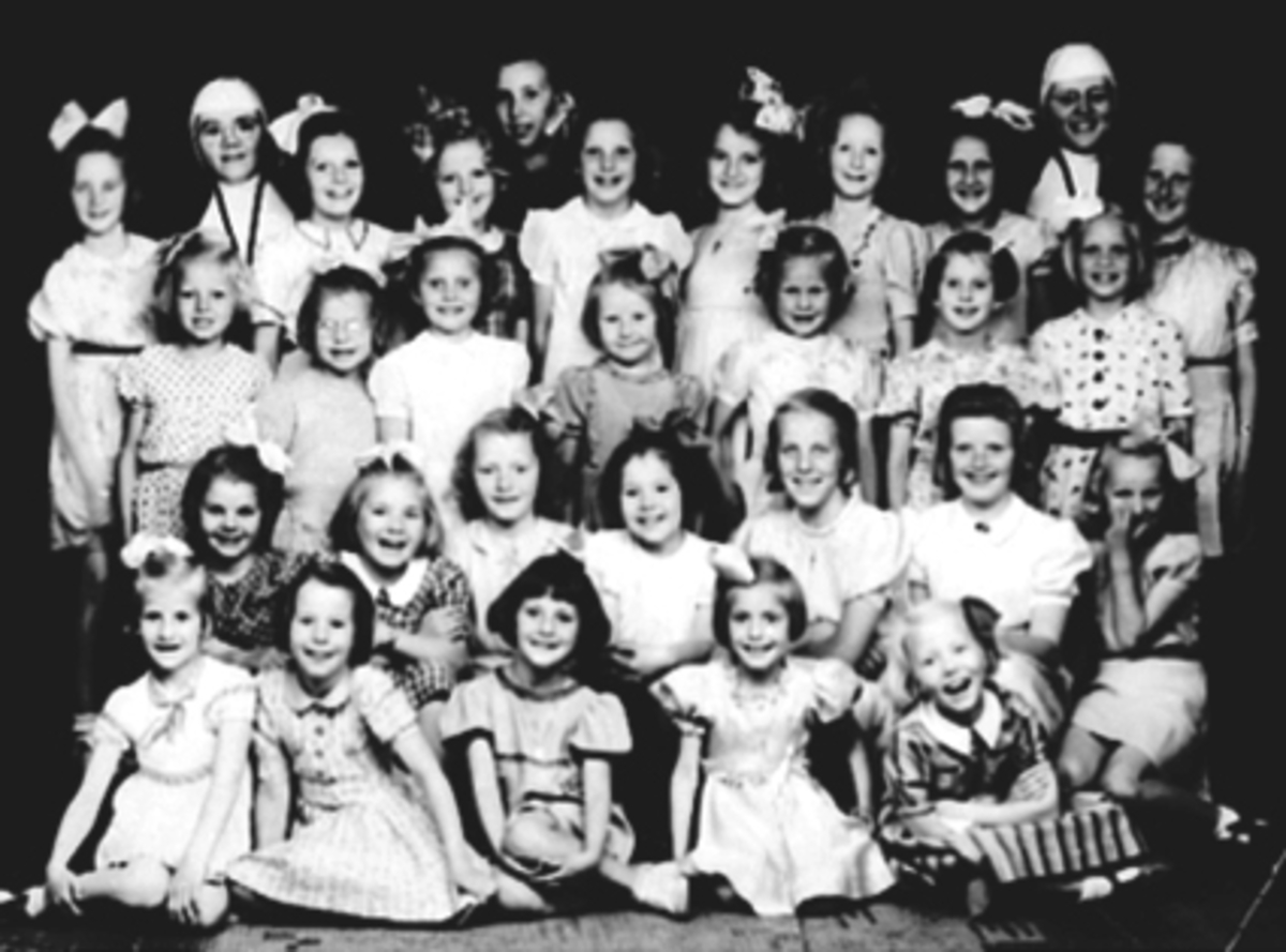 Anno Domkirkeodden, St. Torfinn, gruppe 28 jenter, pikemøte, 1943. 1 rekke f.v. Sidsel Haug, Inger Larsen, Vesla Sutter, Karin Nygaard, Grethe Christensen. 2. rekke f.v. Berit Hagelund, Eli Knudsen, Åsfrid Knutstad, Tove Lenth, Bjørg Eriksen, Liv Ruud, Inger Marit Kristiansen, 3. rekke f.v. Tove Opstad, Bodil Larsen, …