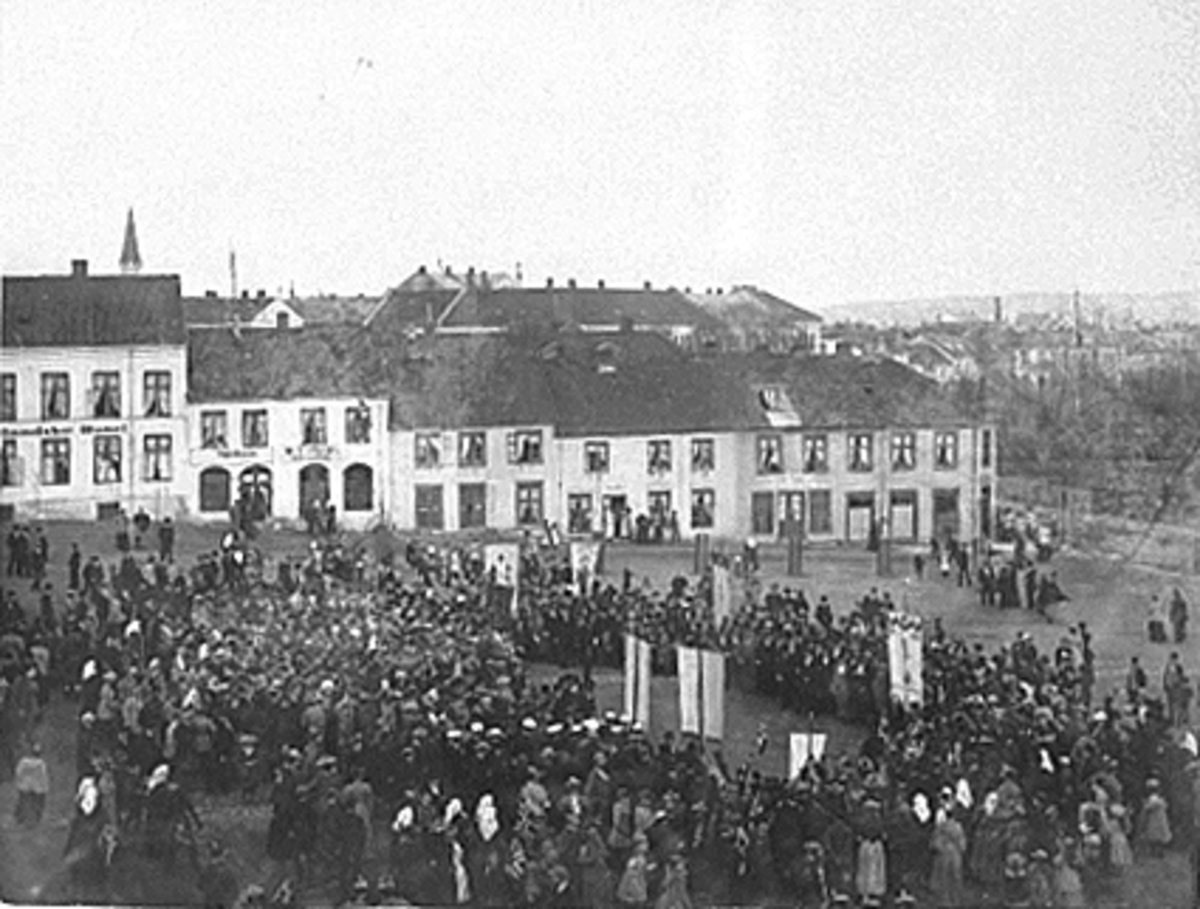 Anno Domkirkeodden, STORTORGET I HAMAR, OPLANDSKE HOTEL, DE UPOLITISKE FORENINGERS 17-MAI TOG. FRA JERNBANEPLASSEN TIL SKOLETORGET. SEMINARLÆRER JENSSEN HOLDT TALE. TOGET BLE OPPLØST PÅ STORTORGET, HVOR ORDFØRER HORN HILSTE HAMAR HANDELSSTANDS NYE FANE. I toget deltok Avholdsforeningen, Håndverkerforeningen, Hamar Han…