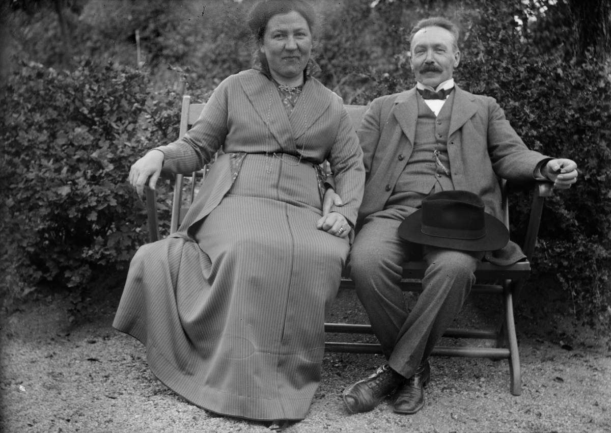 Okänd,, Pontus and Hildegard Liljefors are sitting outside in garden, Sweden