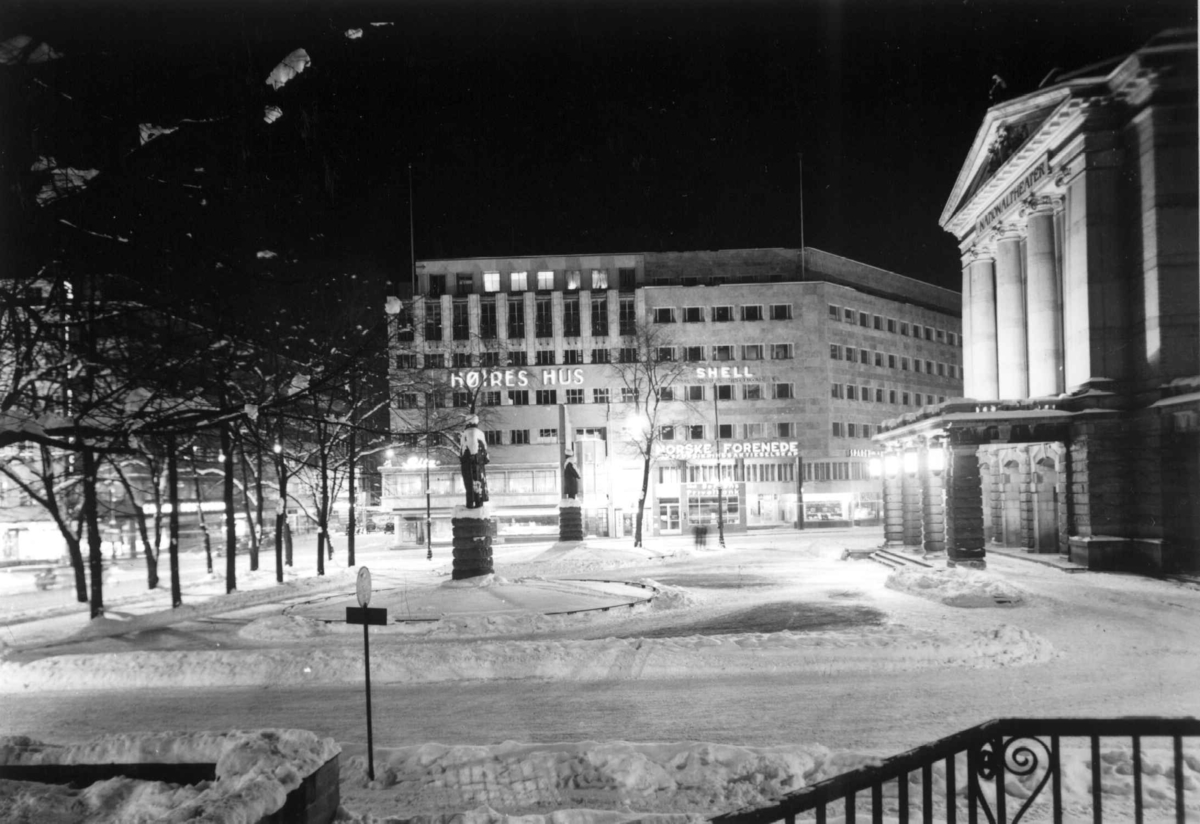 Hermann Christian Neupert, Høyres Hus og Nationalteateret, Oslo 1937. Vinterbilde fra plassen foran Nationaltheateret mot Høyres Hus, flombelyst.
