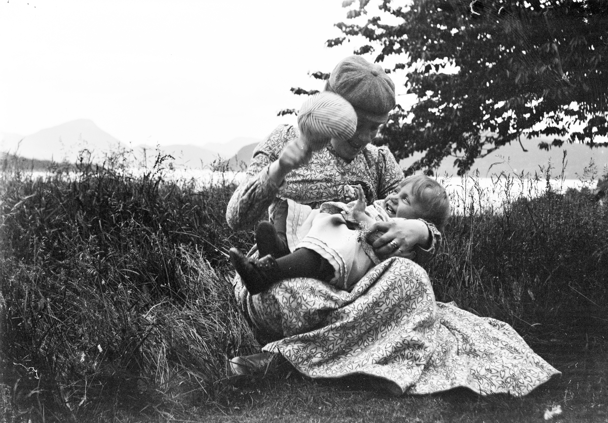 Okänd,, Christiane Liljefors is sitting out on the lawn with her little daughter Marit in the Fame, probably in Norway