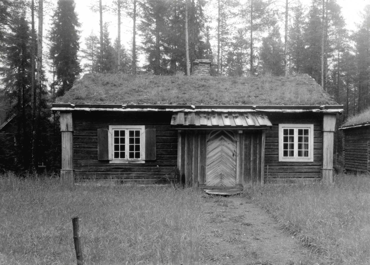 Gisle Midttun, Elisabethstua, Nedre Skjefstad, Elverum, Sør-Østerdal, Hedmark. Lita stue i tømmer med torv på taket. Nå på Glomdalsmuseet.