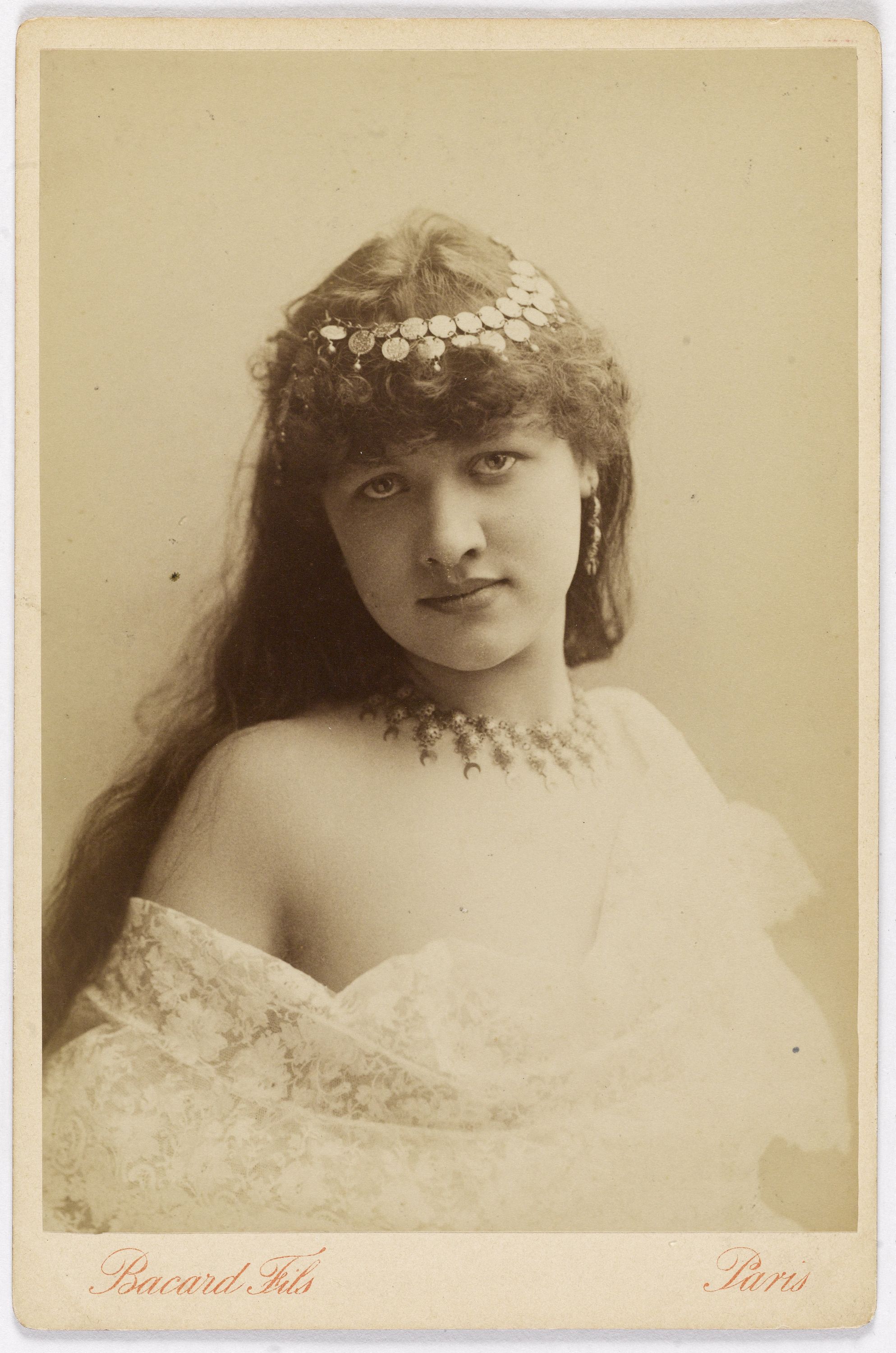 Bacard Fils, Portrait de Chols, actrice