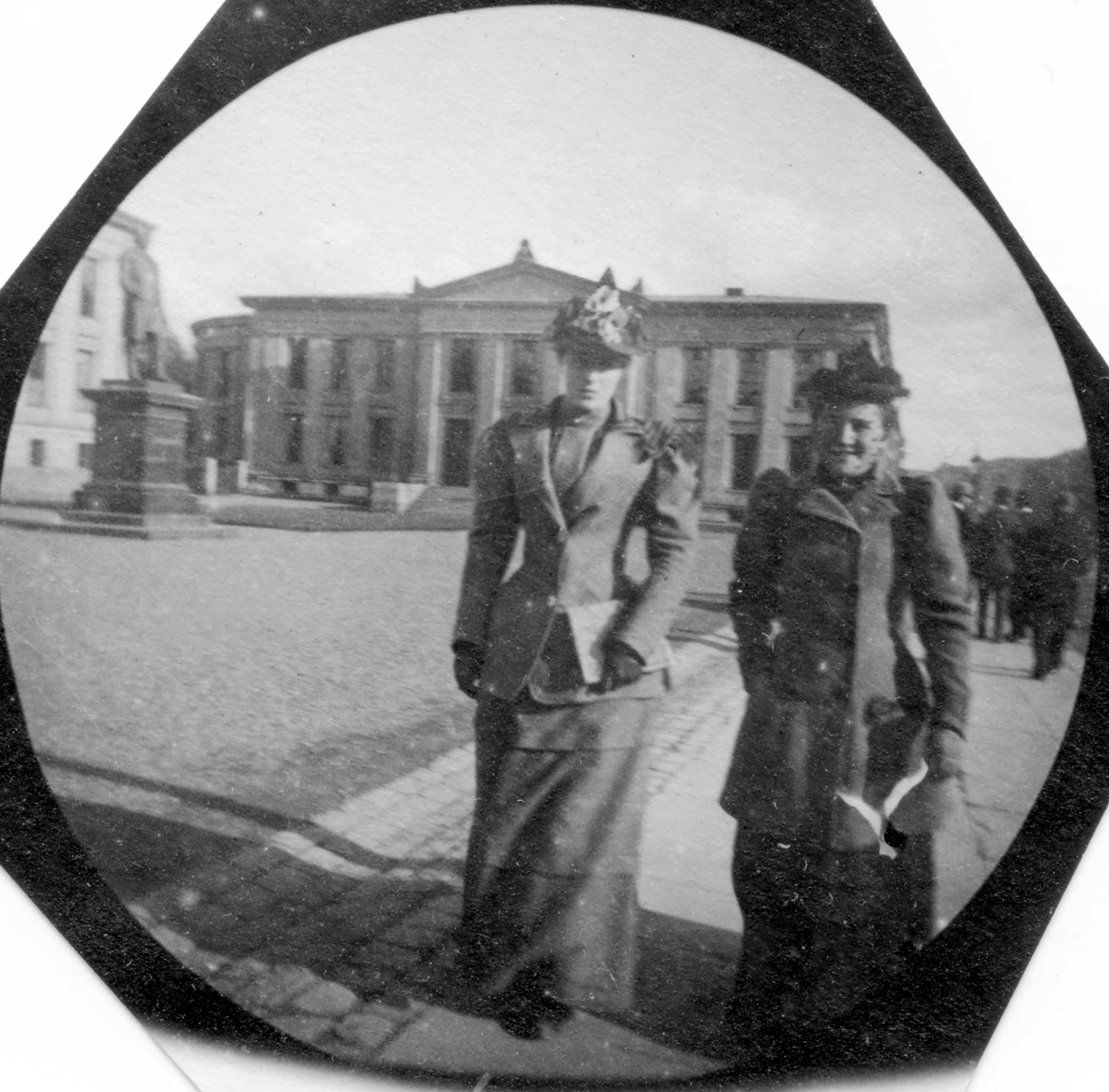 Fredrik Carl Mülertz Størmer, To damer spaserer langs Karl Johans gate, Oslo, ved Universitetsplassen.