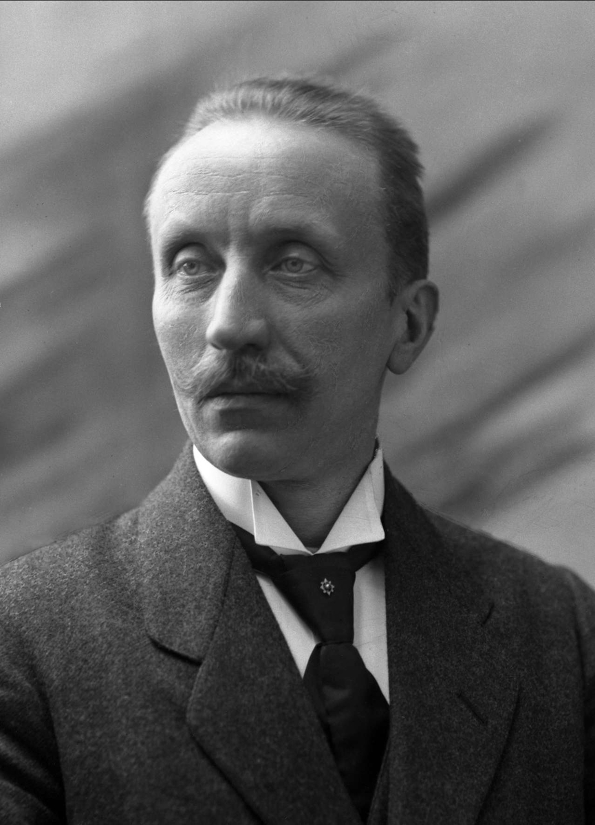 Gustav Borgen, Portrett, mann i dress. Carl Christiansen.