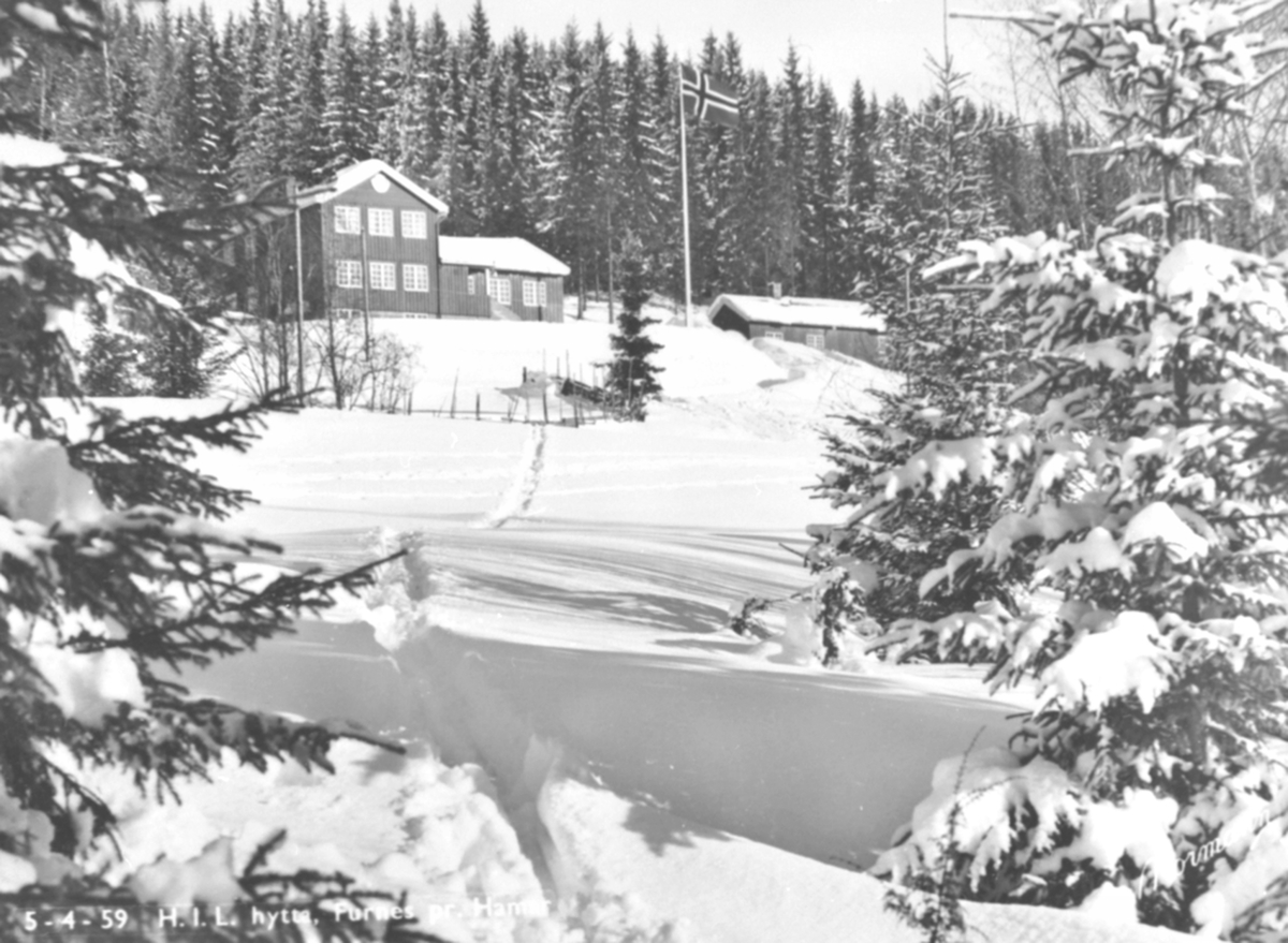 Anno Domkirkeodden, Eksteriør, hytte. Hamar idrettslag sin hytte i Furnes, Ringsaker. Vinter, flagg.