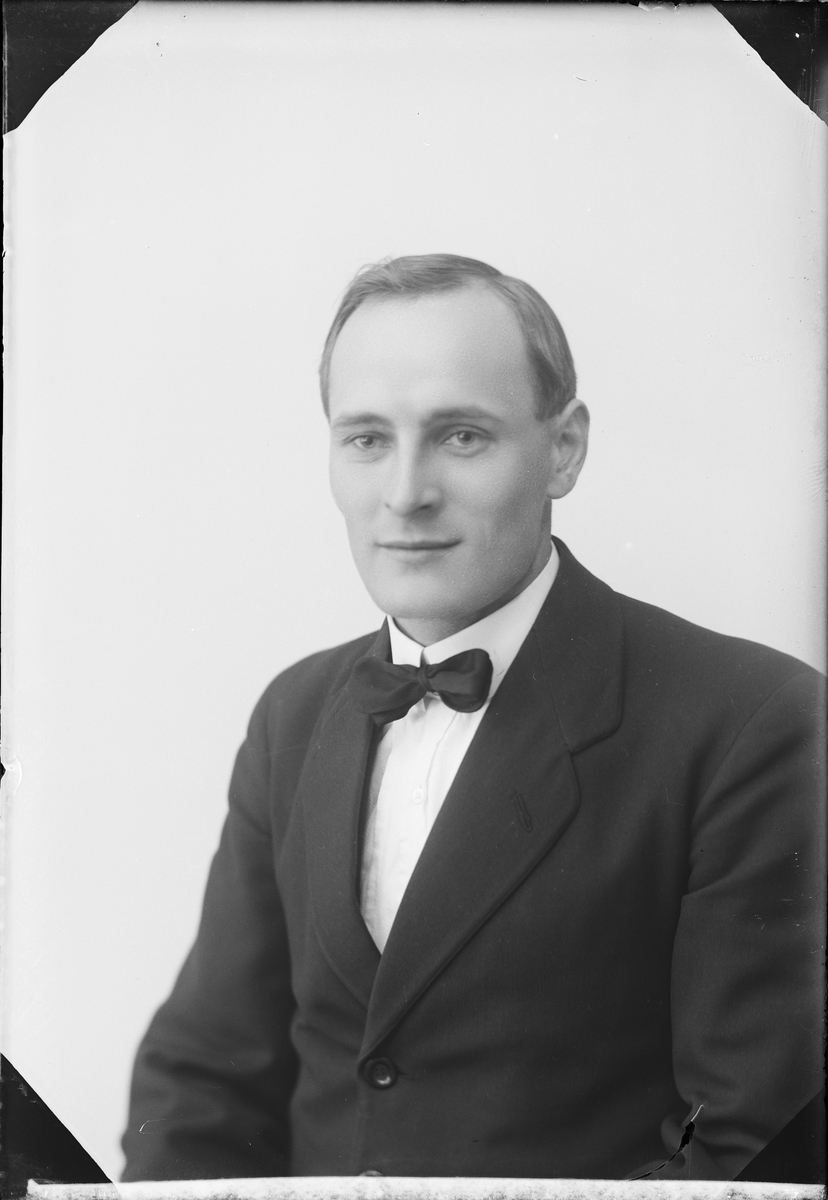 Skötsner-Edhlund, Ateljé portrait - Evald Andersson from Snesslingeberg, Börstil parish Uppland 1921