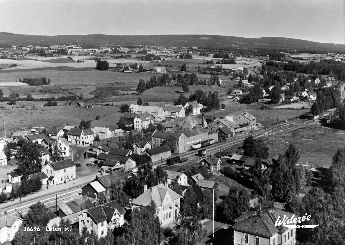 Widerøes Flyveselskap A/S, FLYFOTO, LØTEN SENTRUM 1951, POSTKORTNEGATIV
