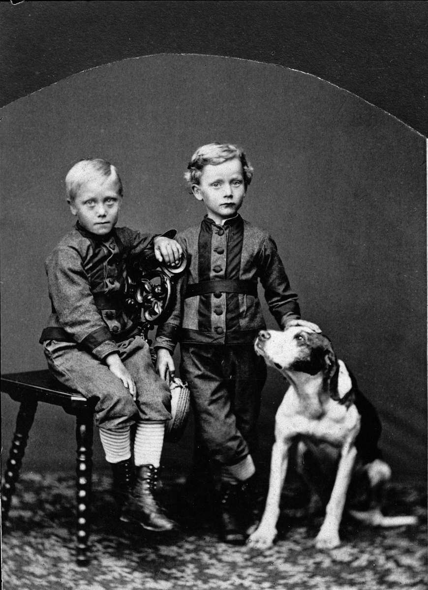 Paul Sandberg, Reprofotografi av ateljéporträtt - barn och hund, sannolikt Uppsala