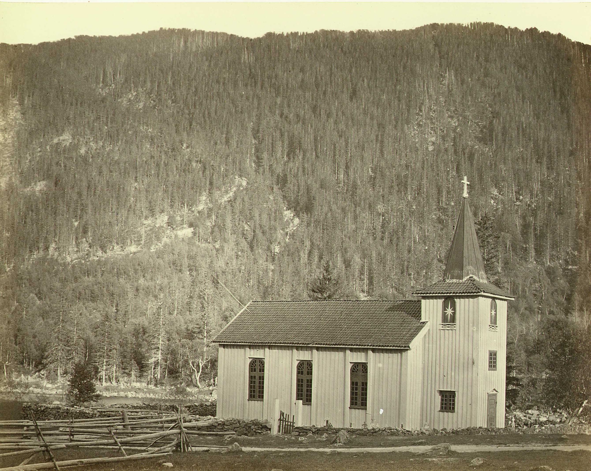 Henry Rosling, Landskap med Dal kirke, Vestfjorddalen, Tinn, Telemark. Fra serie norske landskapsfotografier tatt av den engelske fotografen Henry Rosling (1828-1911).