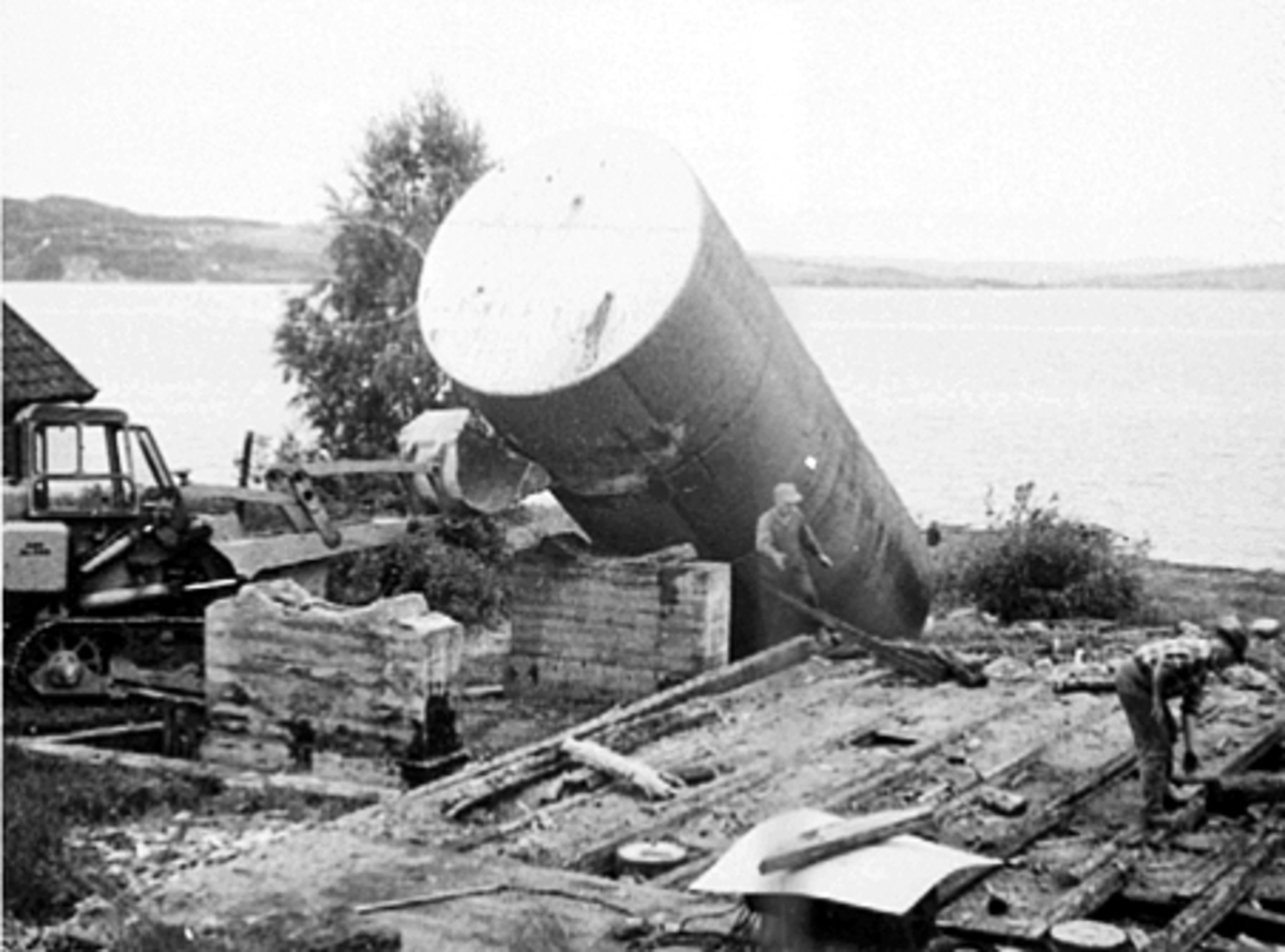 Anno Domkirkeodden, ATLUNGSTAD BRENNERI, RIVING AV DET GAMLE SPRITLAGERET, BULLDOSER FLYTTER GAMMEL SPRITTANK