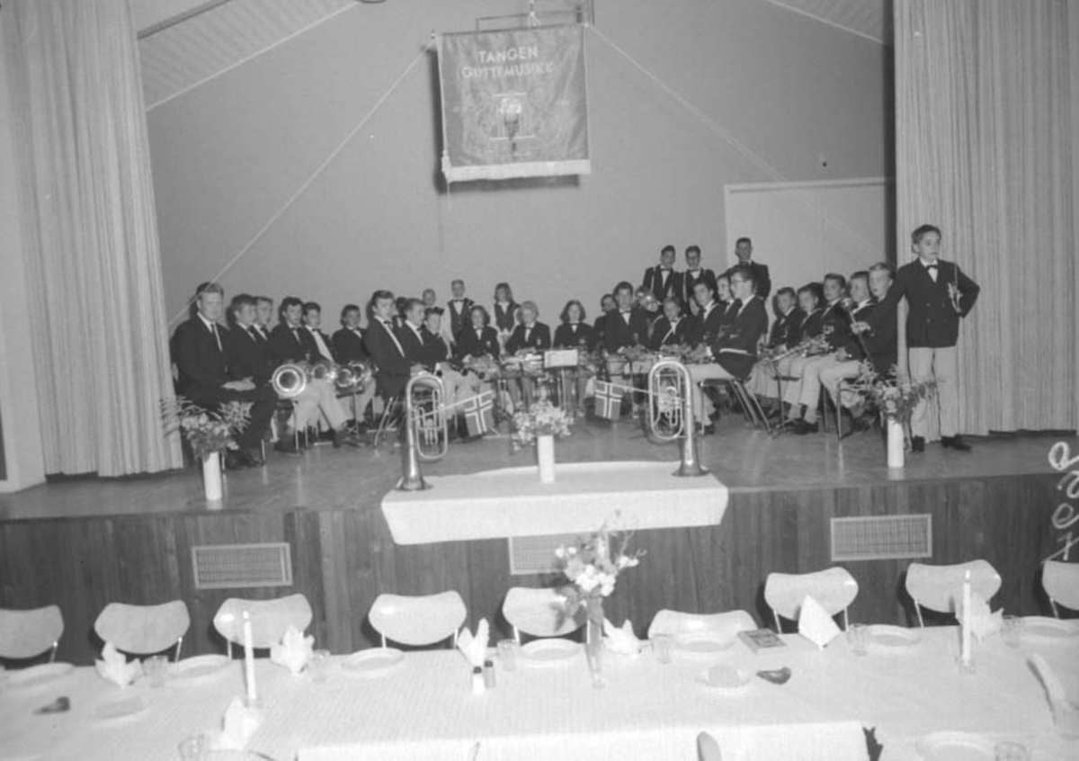 Anno Domkirkeodden, TANGEN GUTTEMUSIKKKORPS PÅ SCENA