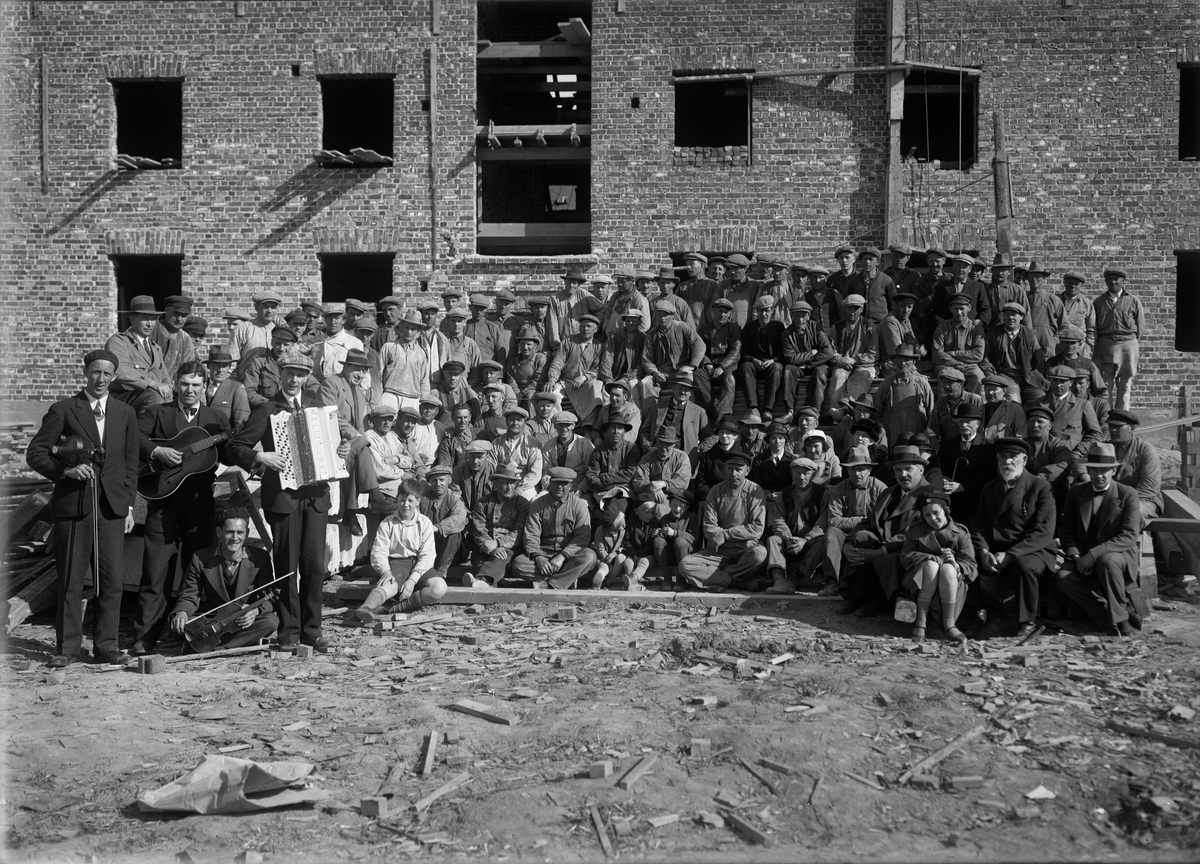 Paul Sandberg, Byggmästare Anders Diös på taklagsfest, Uppsala juli 1933
