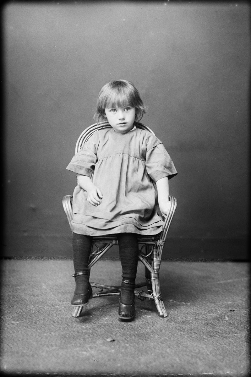 Skötsner-Edhlund, Barnporträtt - flicka, Östhammar, Uppland