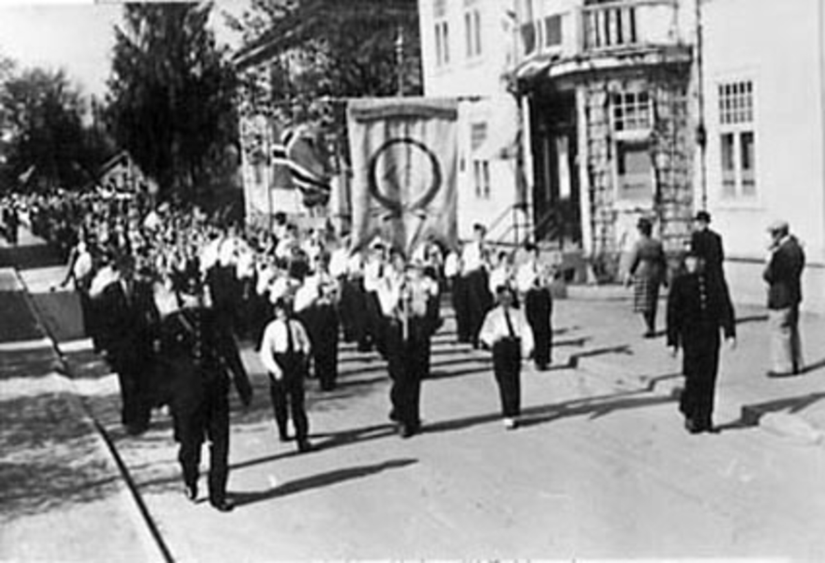 Anno Domkirkeodden, STANGE GUTTEMUSIKK MED 17 MAI TOGET BAK, FANE MALT AV HÅKON BØE, D. E, 2 POLITIMENN FRA VENSTRE: OSKAR BAKKE, VIKEN, STORGATA,