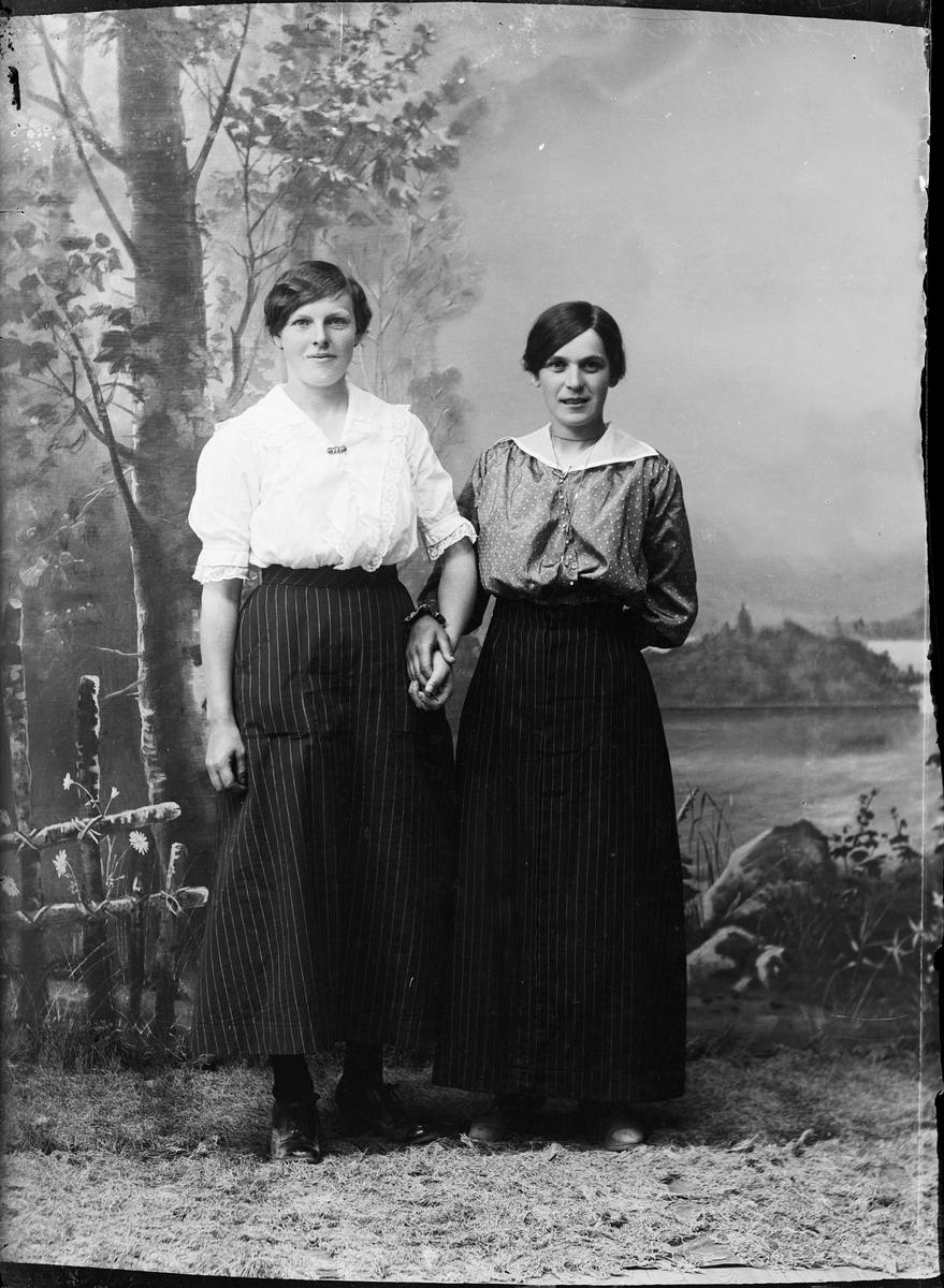 Skötsner-Edhlund, Ateljéporträtt - två kvinnor, Östhammar, Uppland