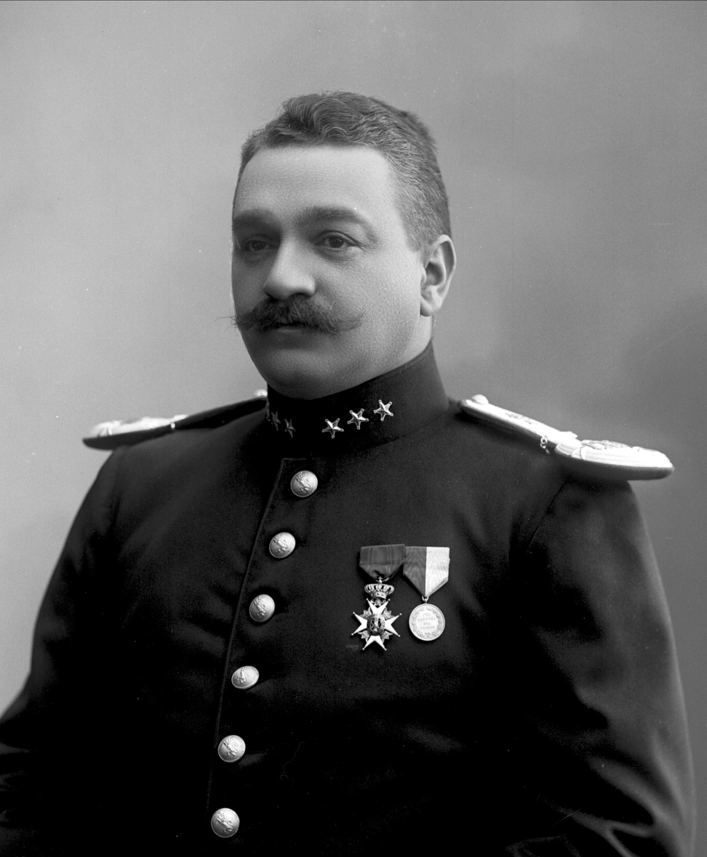 Gustav Borgen, Portrett, ingeniør Sam Eyde i uniform som kaptein.