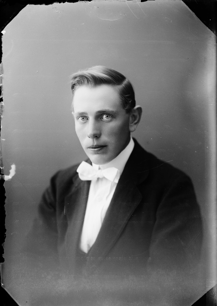 Skötsner-Edhlund, Ateljéporträtt - Anders Olsson från Assjö, Börstil socken, Uppland