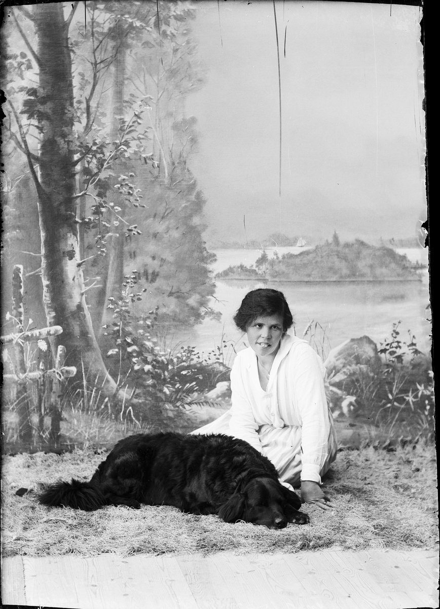 Skötsner-Edhlund, Ateljéporträtt - Nina Karlsson från Stockholm tillsammans med hund, Uppland
