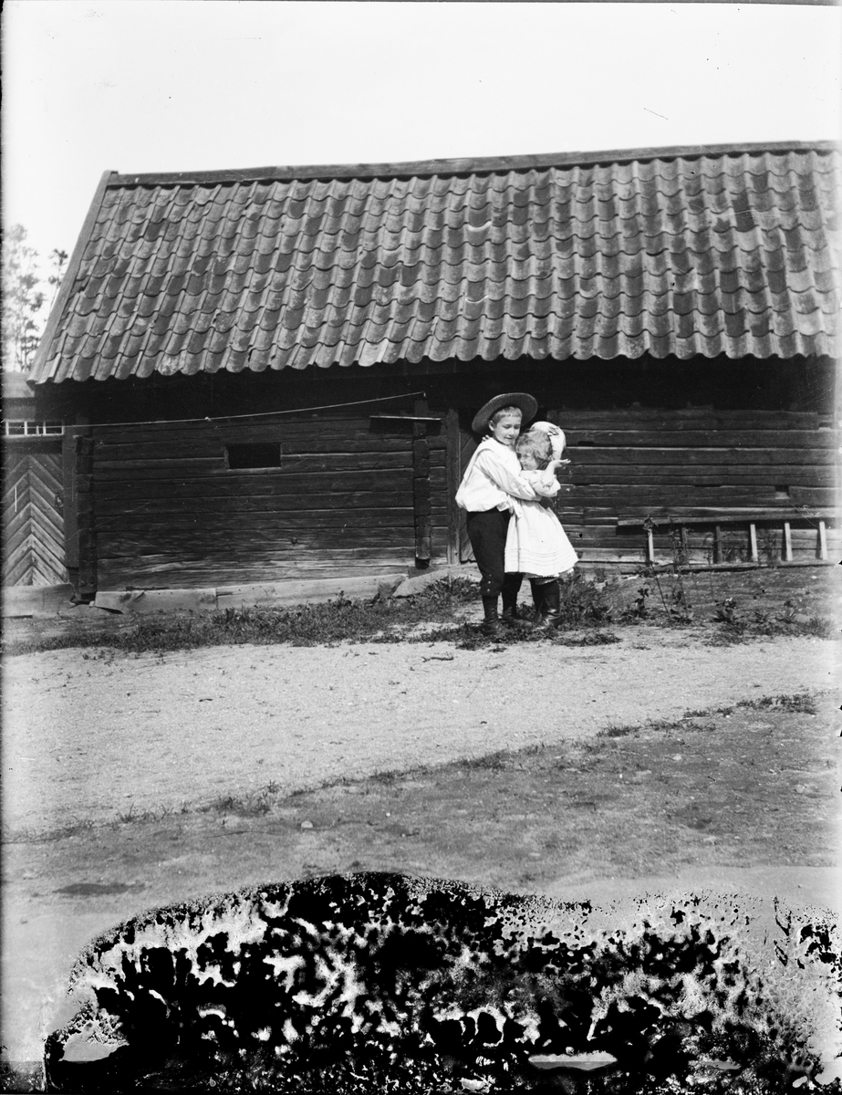 Skötsner-Edhlund, Josef and Sara Edhlund stand on the farm plan and are hugged, Guldskär, Östhammar, Uppland