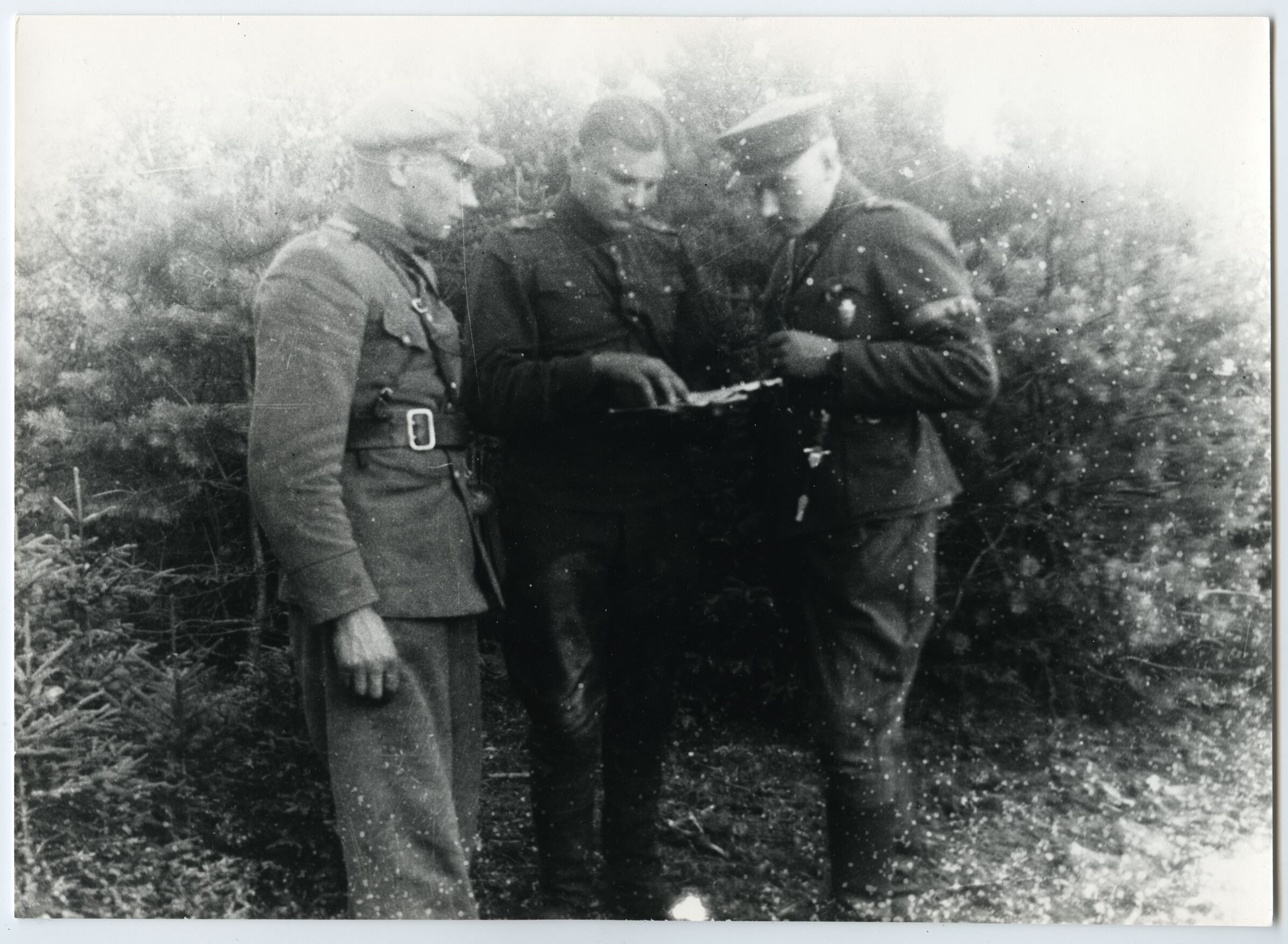 Nežinomas autorius, Trijų partizanų būrelis tikrina dokumentus
