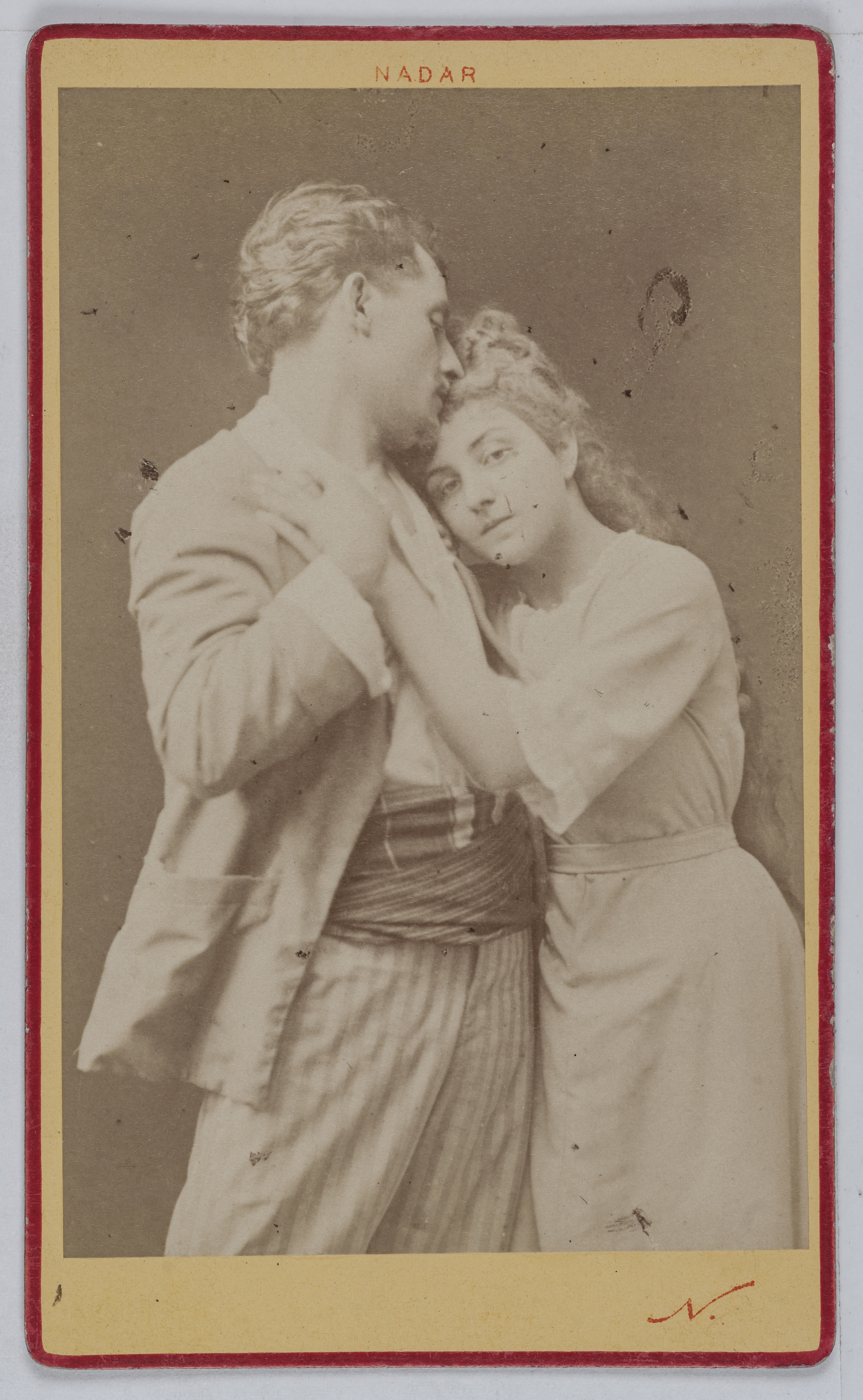 Atelier Nadar, Portrait de Cécile Ritter, chanteuse et actrice à l'Opéra Comique, enlacée par Capaul.