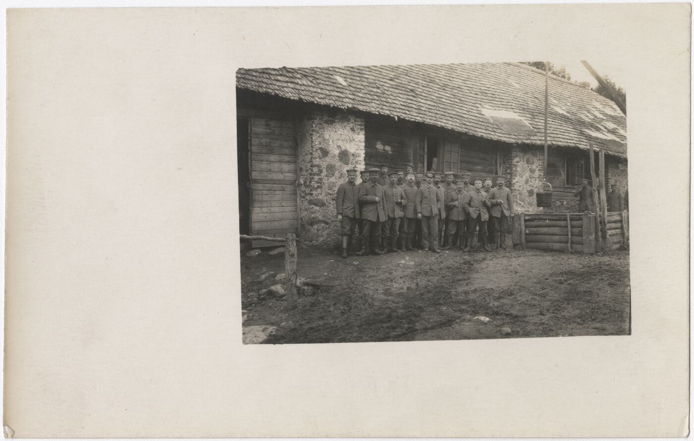 Nežinomas fotografas, Kareivių portretas prie pastato