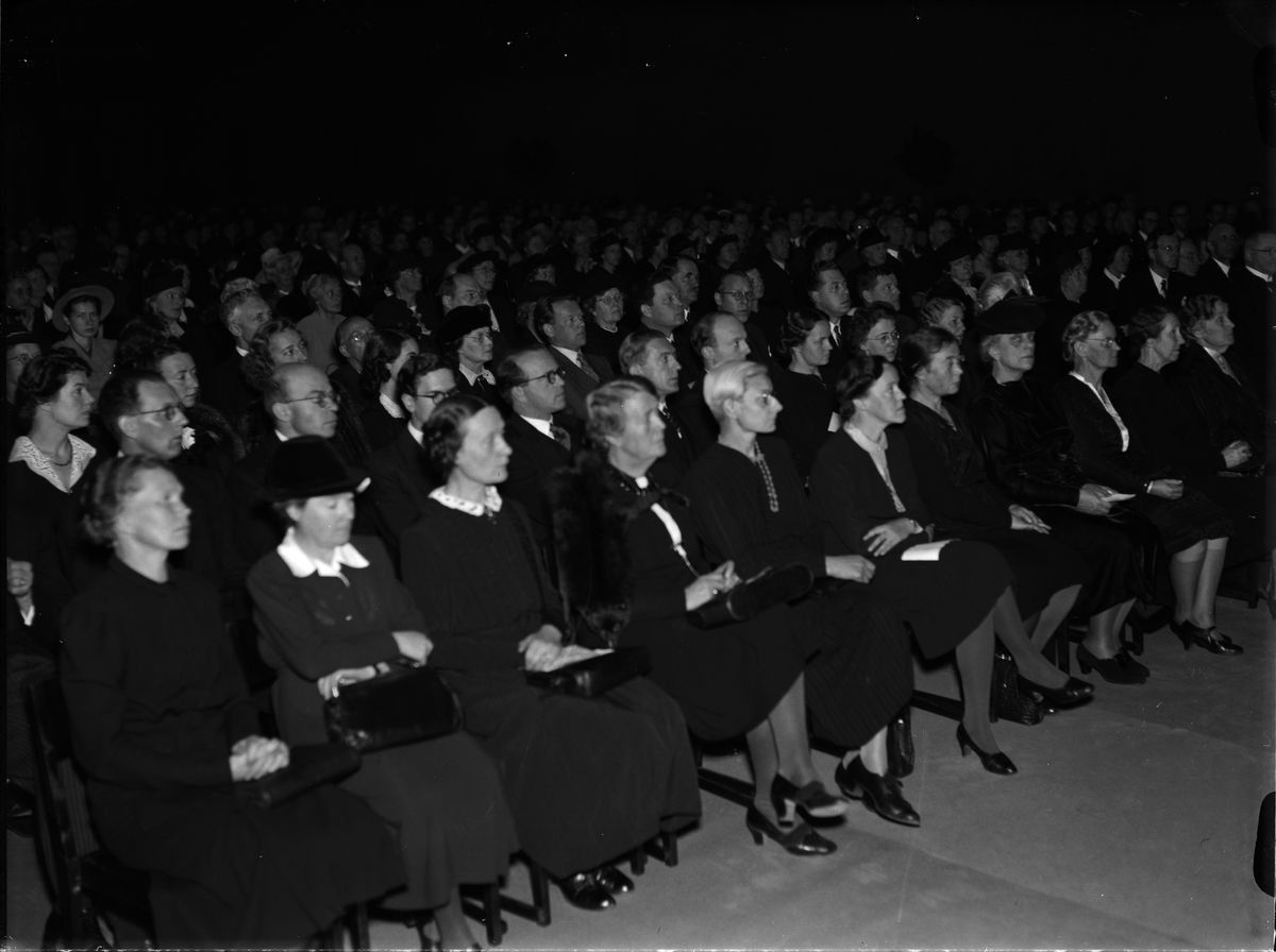 Paul Sandberg, "Enskilda läroverket firade glansfull 50-årsfest" - "förutvarande och nuvarande lärare vid minnesfesten", Tennishallen, Uppsala november 1942