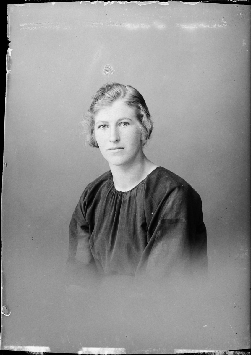 Skötsner-Edhlund, Ateljé Portrait - Wera, Östhammar, Uppland 1924