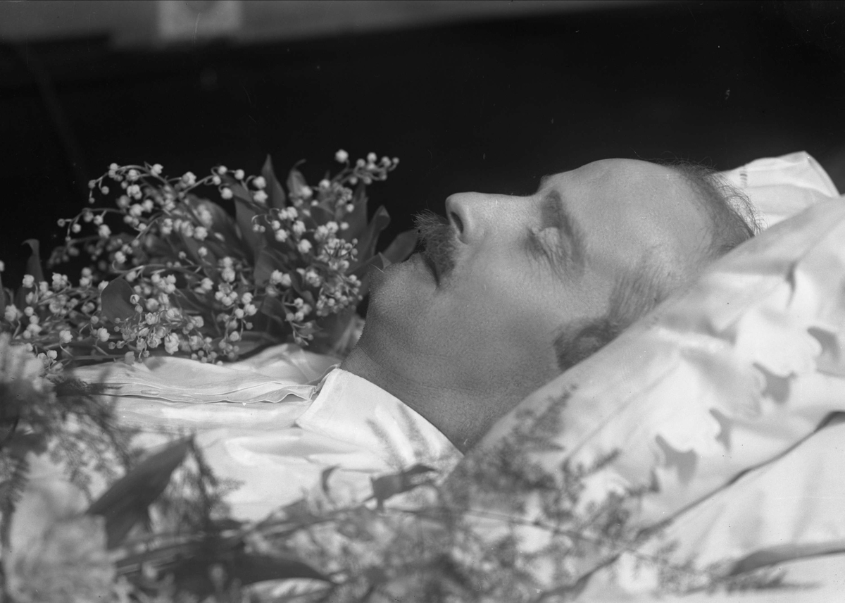Gustav Borgen, Post mortem-fotografi. Død mann i seng. Rasmus Langaard.