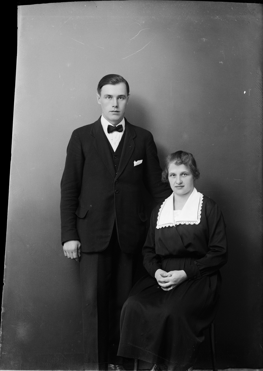 Skötsner-Edhlund, Ateljéporträtt - paret Johansson från Aspö, Börstil socken, Uppland 1922