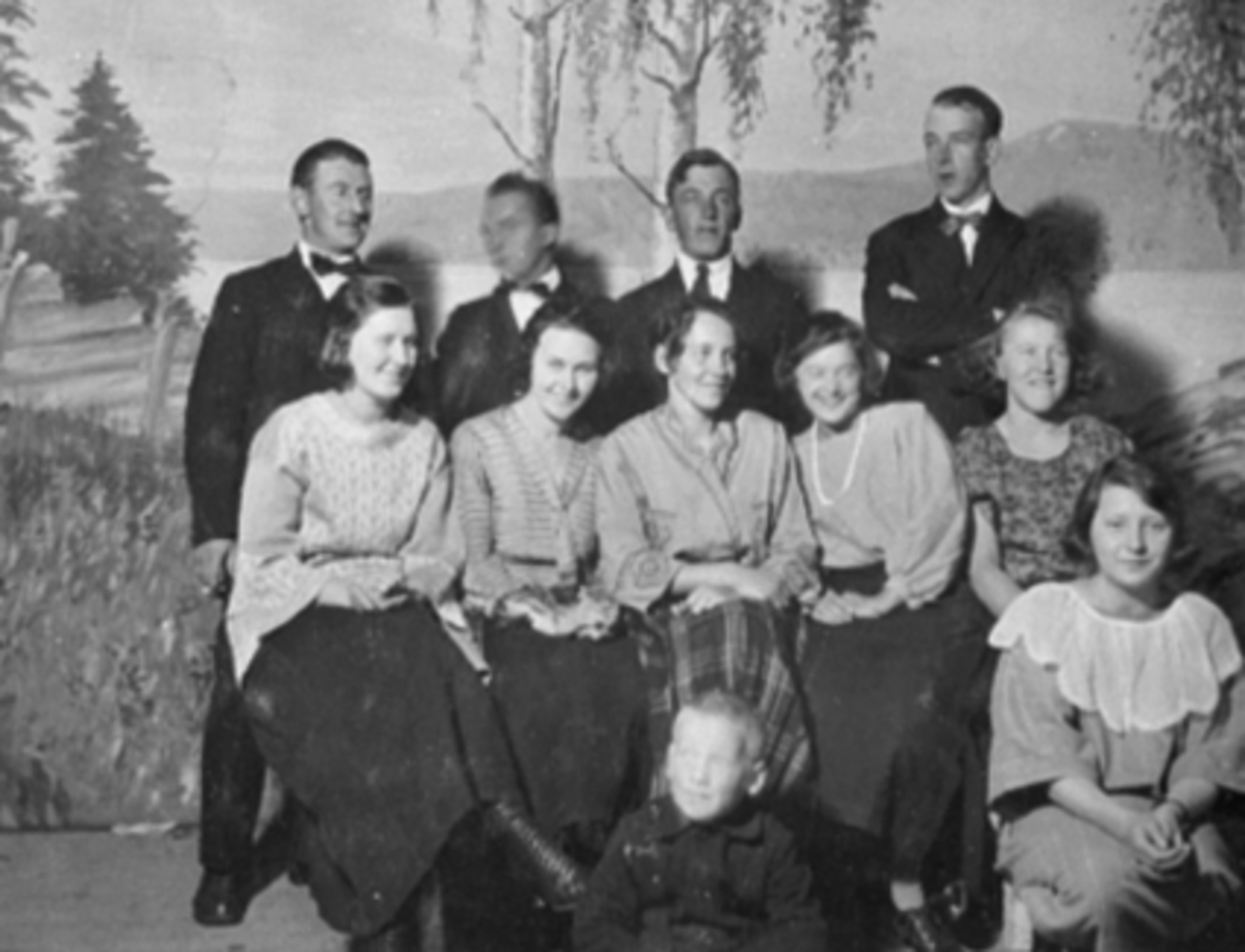 Anno Domkirkeodden, MARTNS REVY, GR. 10 AMATØRSKUESPILLERE