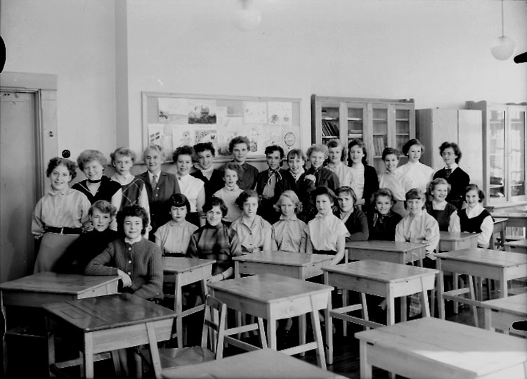 Sven Lindskog, Almby Södra skola, klassrumsinteriör, 27 flickor med lärarinna fröken Inga Larsson. Klass 8g, sal 1.