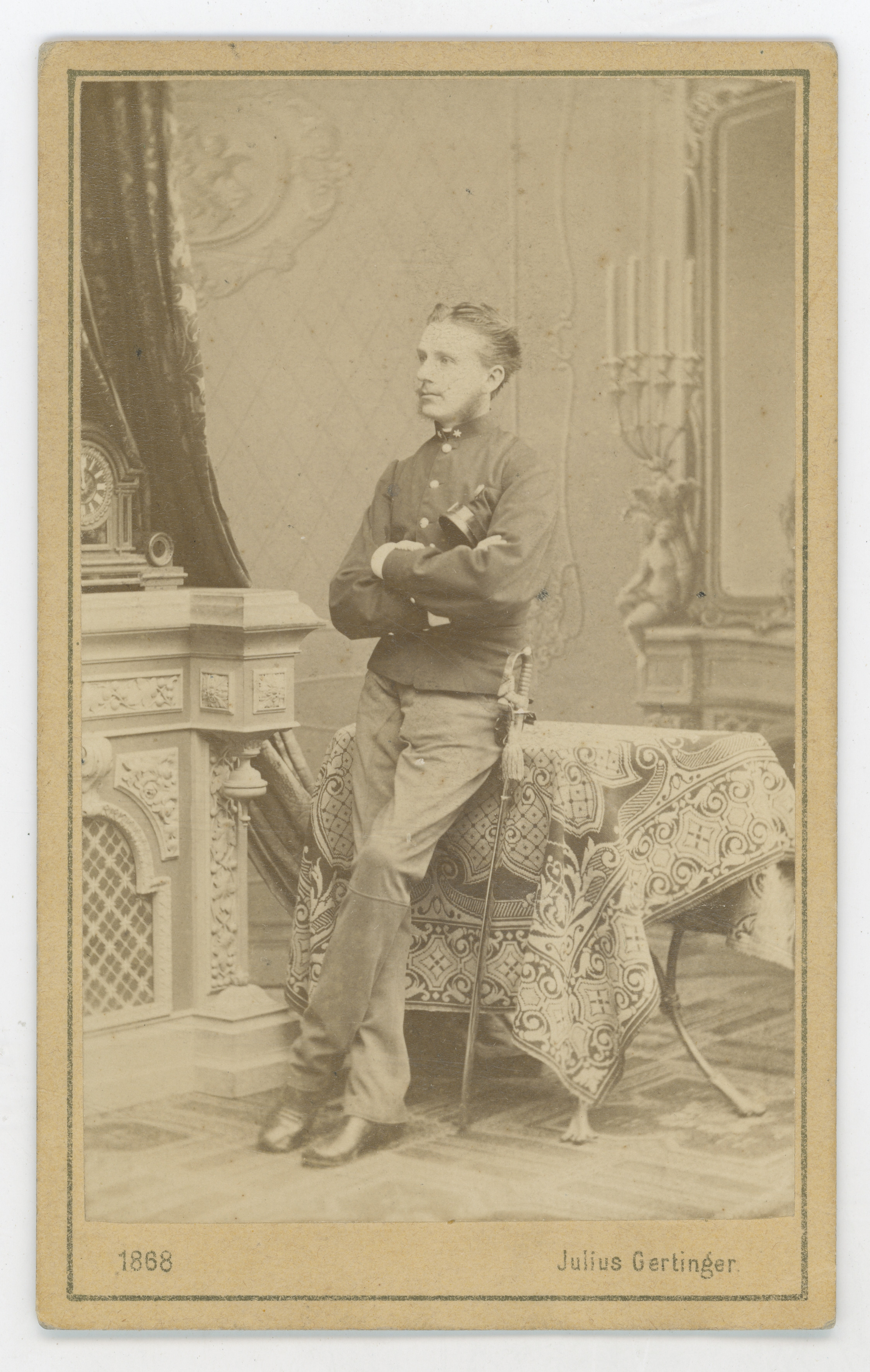 Julius Gertinger, Časnik u atelijeru