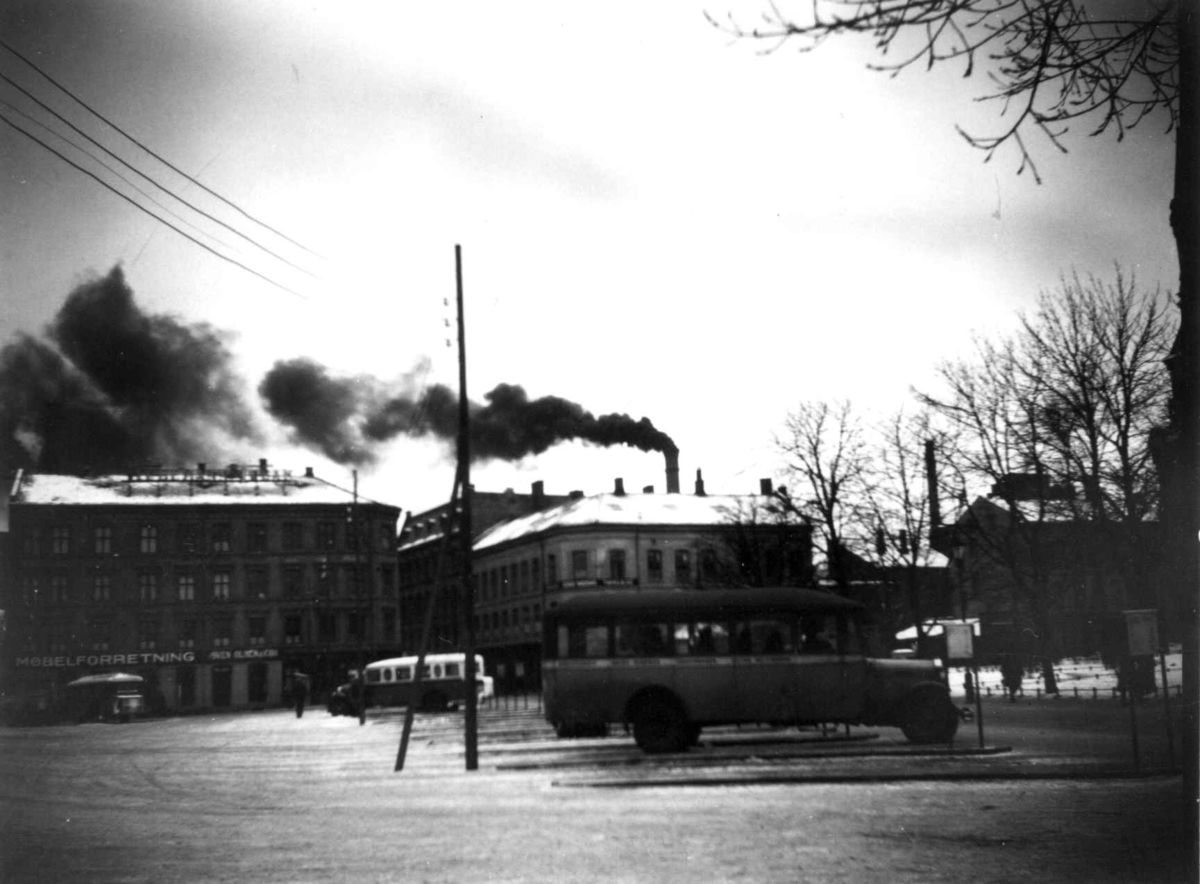 Nanna Broch, Ankertorget, Oslo. Sotpipe i bakgrunnen. Fra boliginspektør Nanna Brochs boligundersøkelser i Oslo 1920-årene.