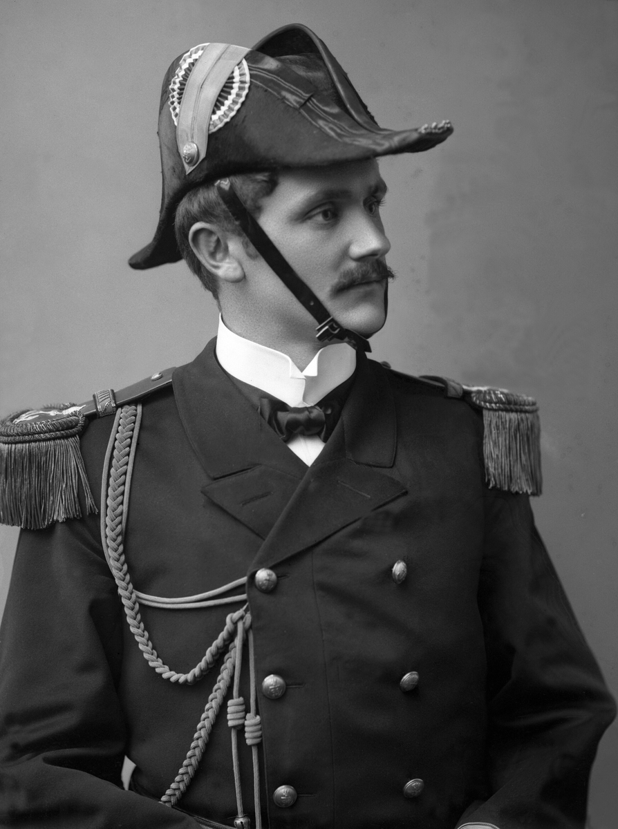 Gustav Borgen, Portrett, Harald Hartmann i uniform som premierløytnant ved marinen.