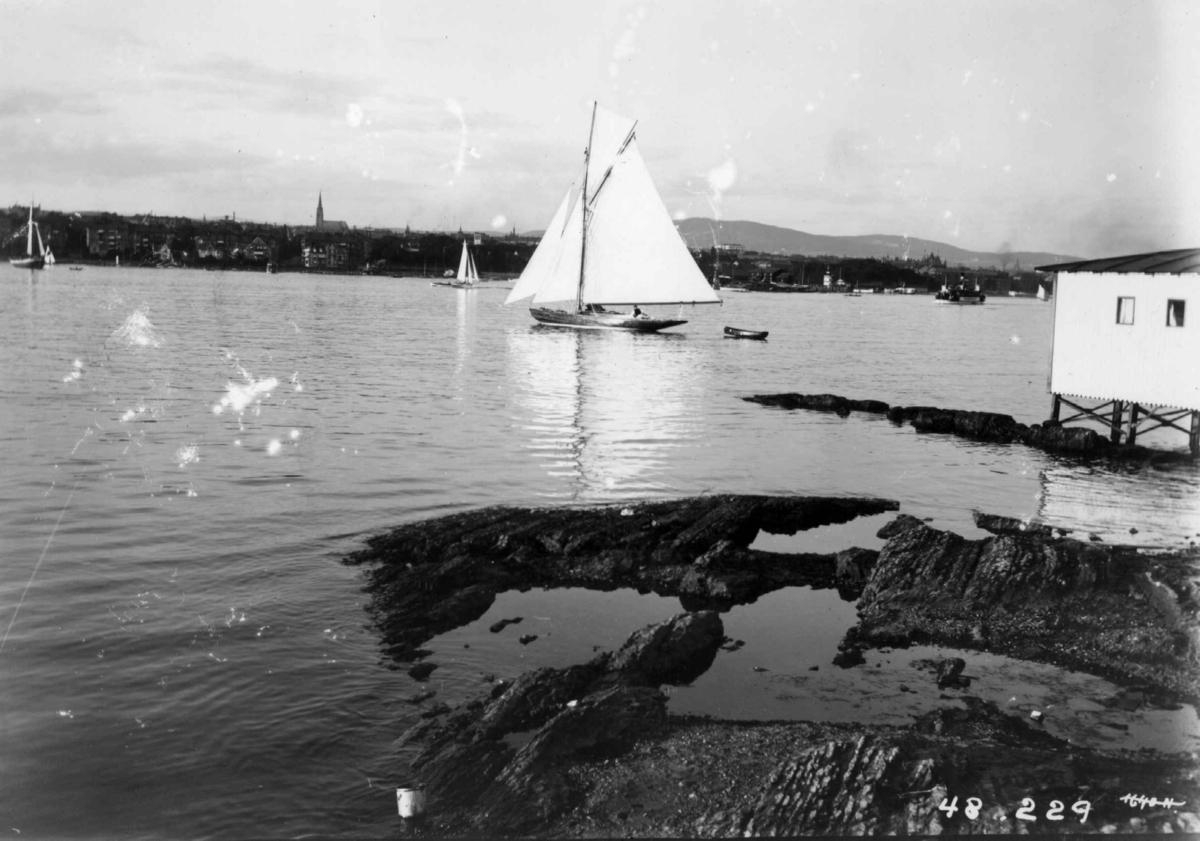 Hermann Christian Neupert, Ved Bygdønes bad, Frognerkilen, Oslo 1910. Seilbåter. Bebyggelse i bakgrunnen.