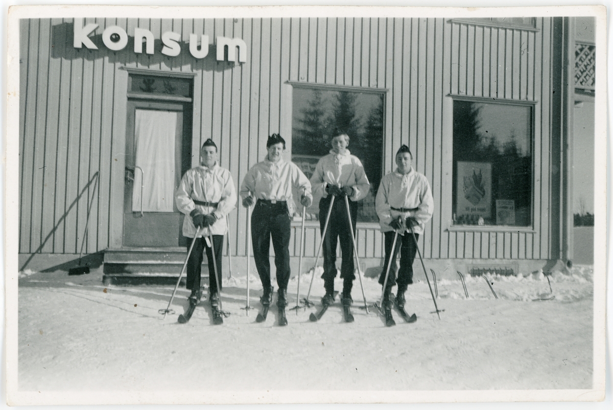 Okänd,, Militärer på skidor framför Konsumbutik, Uppland