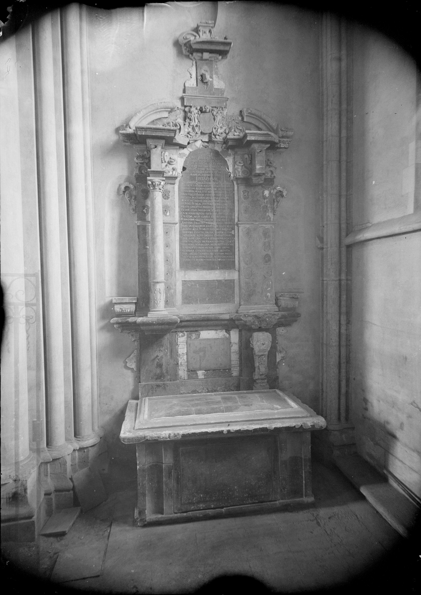 Henri Osti's Fotografiateliér, Gravmonument i Carl Banérs gravkor, Uppsala domkyrka, Uppsala 1890