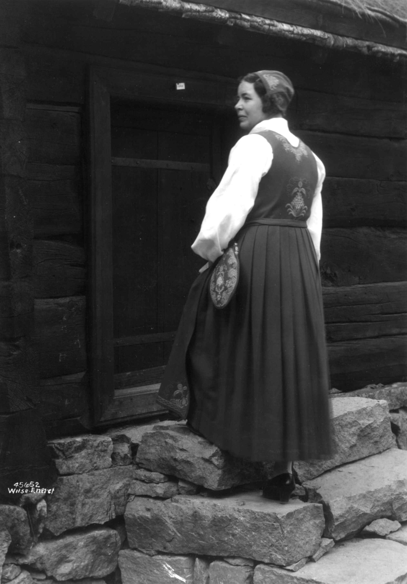 Anders Beer Wilse, Kvinnedrakt, Akershus