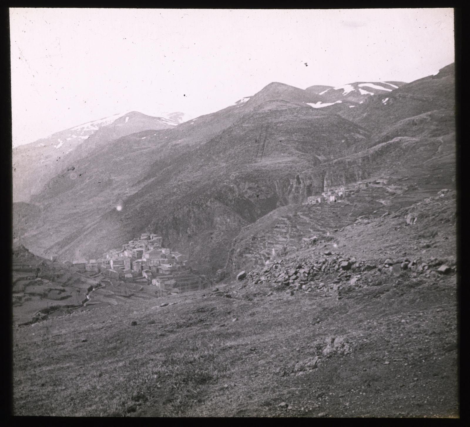 Desconegut, [Mountains and village]